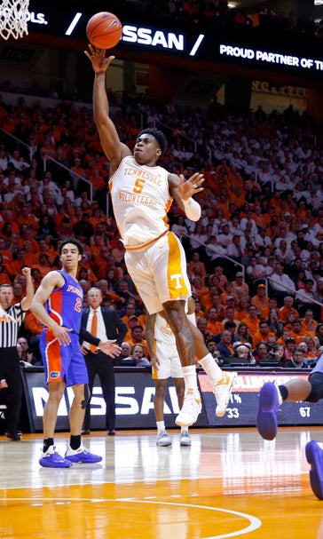 No. 1 Tennessee beats Florida, extends win streak to 18